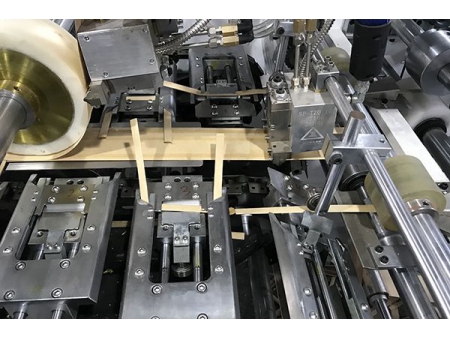 ماكينة تصنيع أكياس ورقية ذات قاعدة مربعة   XKFD-330F/450F/540F
