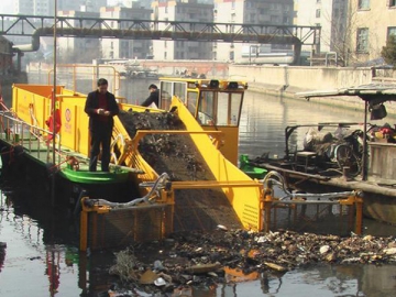 قارب إزالة النفايات من الأنهار والبحار، قارب مقشدة القمامة