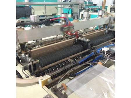 ماكينة تصنيع أكياس تسوق بلاستيكية (القطع على الساخن والختم الساخن)، 220 كيس/ دقيقة × 2 T-Shirt Bag Making Machine with Hot Sealing & Hot Cutting