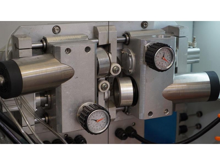 ماكينة CNC لقطع الفوم، GV6 (آلة CNC للقطع المحيطي للفوم بشفرة قطع رأسية)