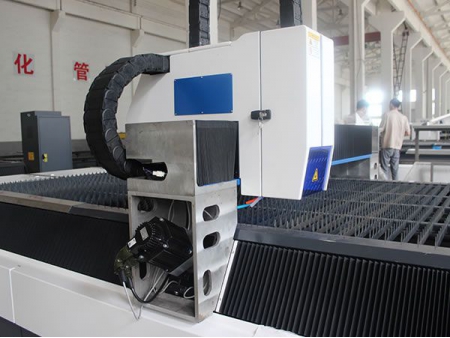 آلة قطع المعادن بليزر الألياف CNC (700w)