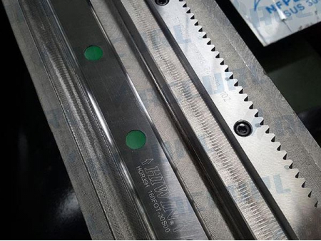 ماكينة CNC لقطع الفولاذ المقاوم للصدأ بألياف الليزر 500W
