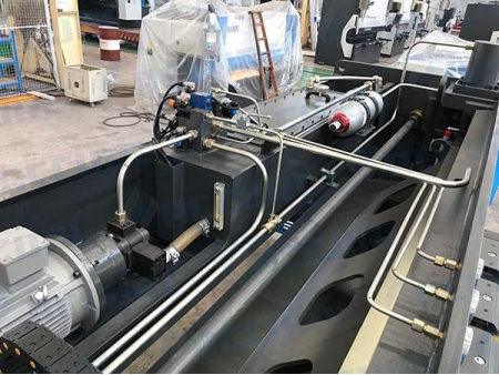 آلة القص CNC الهيدروليكية بنظام الهواء المضغوط
