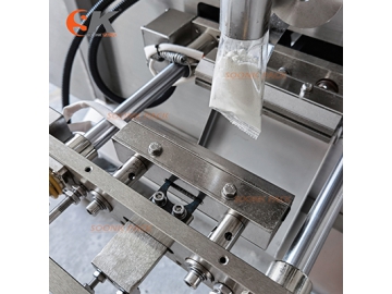 ماكينة تعبئة وتغليف رأسية نظام حجمي لتعبئة منتجات البودرة    Vertical Form Fill Seal Machine with Auger Filler