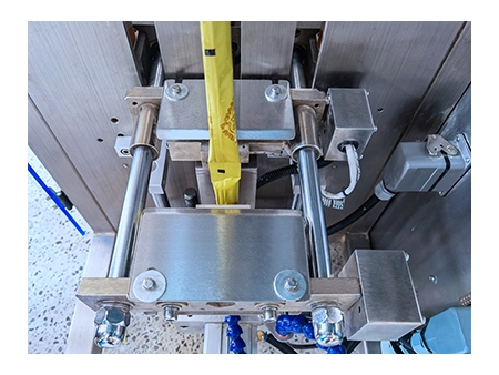 ماكينة تعبئة وتغليف رأسية حجمية مع ميزان حلزوني لتعبئة المساحيق والبودرة    Vertical Form Fill Seal Machine with Auger Filler