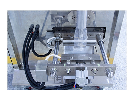 ماكينة تعبئة وتغليف رأسية للسوائل (تعبئة أدوية، مواد كيمائية، معجون أسنان.. إلخ)  Vertical Form Fill Seal Machine with Piston Filler