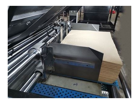 ماكينة تصفيح الكرتون النصف آلية FMT-1300/1450 (معدة تصفيح الكرتون المموج) 				   Semi-automatic Carton Laminating Machine (Flute Laminator)