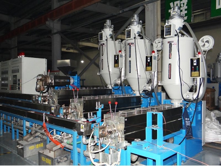 خط بثق عازل الأسلاك Tandem Extrusion Line