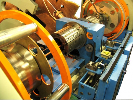ماكينة تدريع الكابل بشريط معدني، فئة CS Concentric Steel Taping Machine