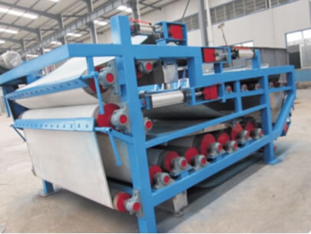 مكبس ترشيح حزامي \ مكثف قوام لنظام تجهيز عجينة الورق Belt Filter Press / Thickener (for Sludge Handling System)