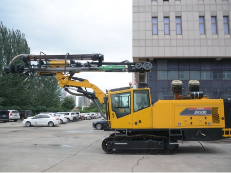 حفار هيدروليكي مجنزر - الحل الأقوى للحفر السطحي بالمطرقة العلوية Hydraulic Surface Top Hammer Drilling Rig
