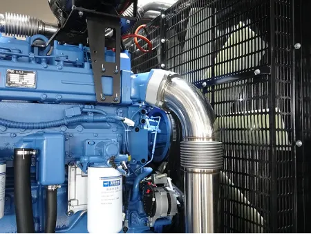 مولدات كهرباء ديزل بمحرك نوع يوشاي (نطاق القدرة: من 30 إلى 2400 كيلو وات) Yuchai Engine Series (30kW-2400kW)