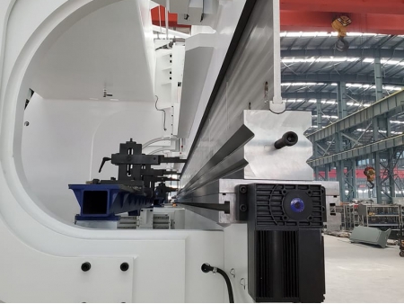 ماكينة ثني ألواح معدنية هيدروليكية  2-WF(D)67K CNC  CNC Controlled Hydraulic Press Brake