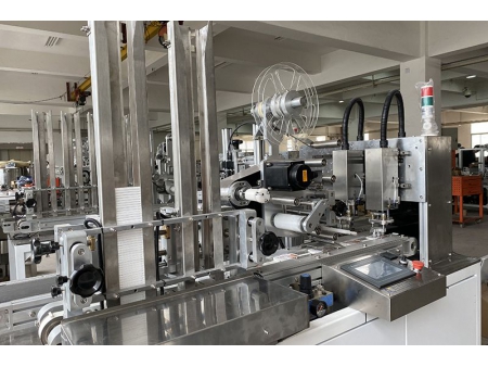 ماكينة وضع غطاء علب مناديل مبللة (إدراج الغطاء ولصق الليبل ووضع الغطاء بدقة عالية) Fully Automatic Wet Wipes Lid Applicator Machine