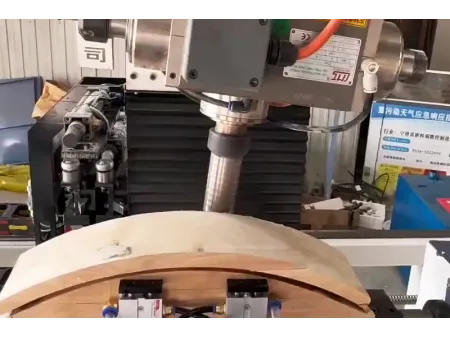 مخرطة خشب ذكية CNCذات خمسة محاور (لأعمال النجارة)، ماكينة خراطة خشب CNC (لتنفيذ عمليات التحويل، التفريز، النقش، الحفر، والقطع على الخشب الصلب بدقة عالية وكفاءة إنتاجية)  5 Axis CNC Wood Lathe