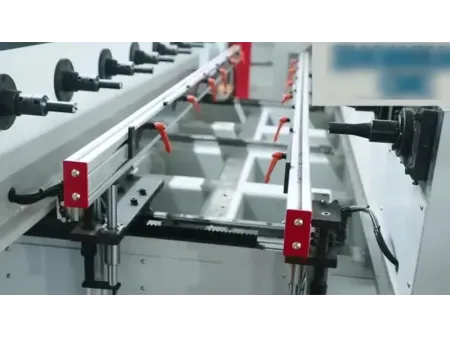 مركز تشغيلCNC متطور ذو خمسة محاور وأربعة رؤوس (معالجة قطع خشبية متعددة بأشكال هندسية معقدة، مثل صناعة الأثاث الراقي والديكورات الفنية وغيرها)  4-Head 5 Axis CNC Machining Center