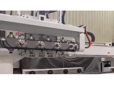مركز تشغيلCNC متطور ذو خمسة محاور وأربعة رؤوس (معالجة قطع خشبية متعددة بأشكال هندسية معقدة، مثل صناعة الأثاث الراقي والديكورات الفنية وغيرها)  4-Head 5 Axis CNC Machining Center