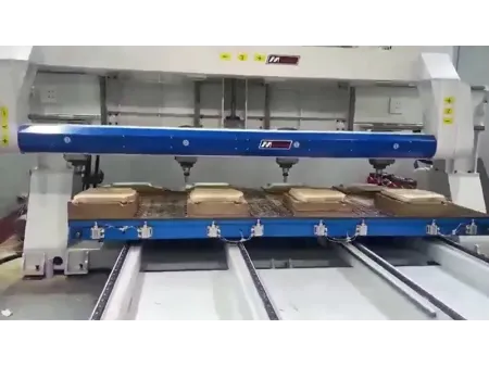 مركز تشغيل رقميCNC متطور بخمسة محاور وأربع طاولات (لزيادة الكفاءة الإنتاجية وأعلى مستويات الدقة) (لمعالجة قطع الخشب الكبيرة بدقة وكفاءة عالية)  Four Table 5 Axis CNC Machining Center