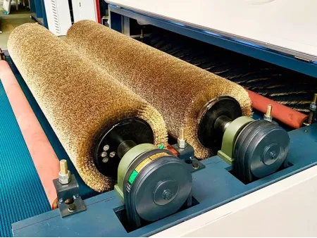 ماكينة معالجة أسطح الخشب ذات هيكل منخفض وفرشاة دوارة Low Frame Wood Brushing Machine