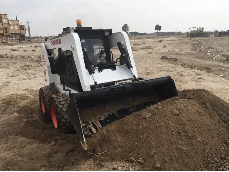275F  لودر انزلاقي بعجلات (يجمع بين القوة الفائقة وسرعة المناورة)