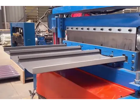 ألواح أسطح ذات تثبيت مخفي لنظام BIPV Concealed Fix Roofing Sheets for BIPV System