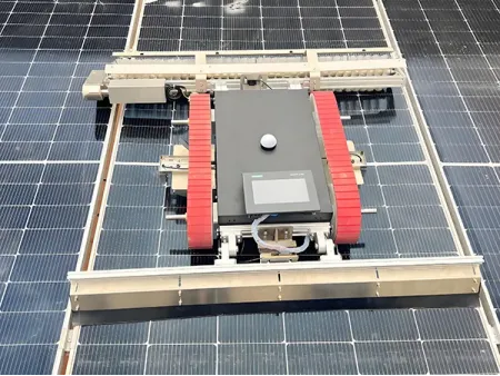 جهاز روبوت تنظيف الألواح الشمسية (روبوت نوع الزاحف) Solar Panel Cleaning Robot (Crawler Type)