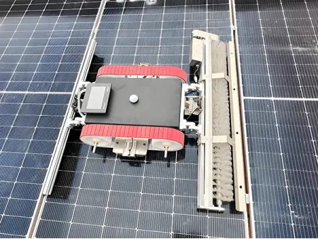 جهاز روبوت تنظيف الألواح الشمسية (روبوت نوع الزاحف) Solar Panel Cleaning Robot (Crawler Type)