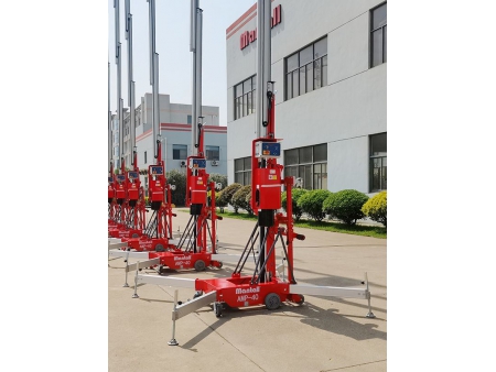 منصّة عمل علوية متنقلة ذات سارية واحدة (منصة رافعة)، طراز AMP Mobile Single Mast Aerial Work Platform