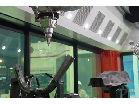 ماكينة القطع بالليزر ثلاثية الأبعاد بـ 16 محوراً ومحطتي عمل (لزيادة الكفاءة الإنتاجية)