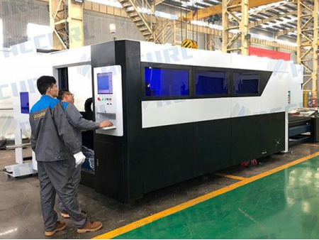 ماكينة CNC لقطع الألمنيوم بألياف الليزر 1KW IPG