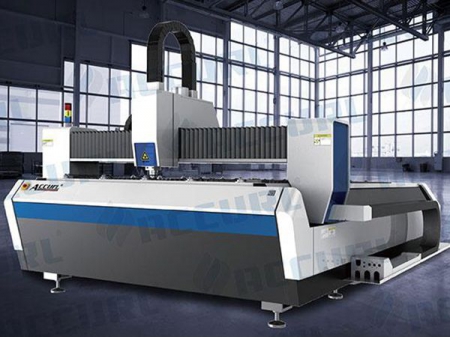 ماكينة CNC للقطع بألياف الليزر 700W