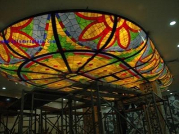مناور سماوية من الزجاج الملون