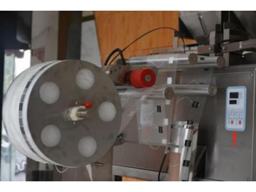 ماكينة تعبئة وتغليف الشاي في كيس هرمي (ماكينة تعبئة وتغليف رأسية MK-SJB)                   Pyramid Tea Bag Packaging Machine (VFFS Machine)