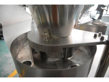 ماكينة تعبئة وتغليف الحبيبات بنظام حجمي (ماكينة تعبئة رأسية حجمية MK-388KM)                   Granules Packaging Machine (VFFS Machine)