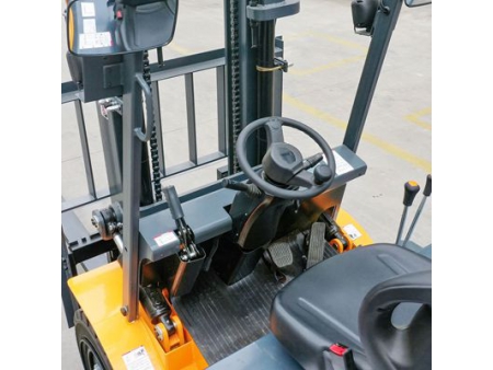 رافعة شوكية كهربائية ذات أربع عجلات  4-wheel Electric Forklift Truck