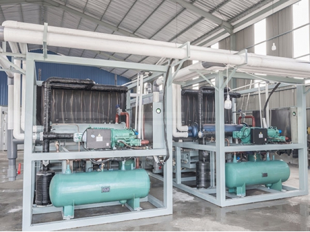 ماكينتان لإنتاج مكعبات الثلج بتقنية التبريد المباشر، سعة كل منهما 15 طن، لعميل إندونيسي