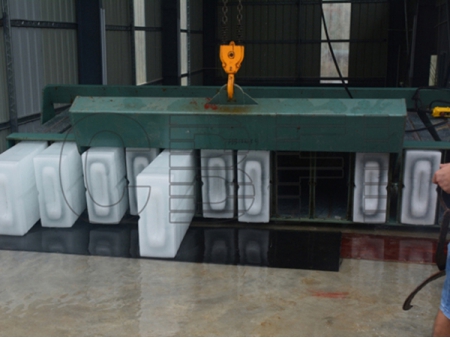 ماكينة إنتاج الكتل الثلجية من الماء المالح، سعة 20 طن (للعميل Zhaoqing في العام 2014)