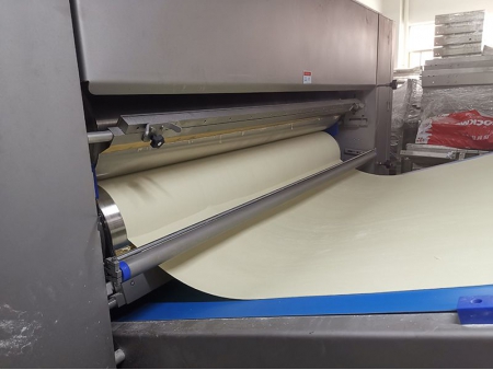 خط توريق عجينة الباستري المدمج Compact Pastry Dough Laminating Line
