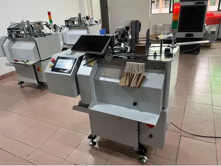 ماكينة أوتوماتيكية لربط كروت التعليق عالية السرعة، طراز UM-HE3   High-Speed Automatic Hang Tag Stringing Machine