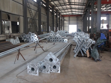أعمدة إنارة الشوارع<br /> <small>(أعمدة مدرجة أسطوانية)</small>