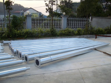 أعمدة إنارة الشوارع<br /> <small>(أعمدة ذات مفصل المنتصف)</small>